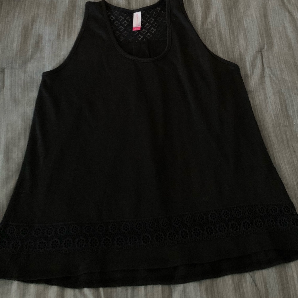 2 flowy tanks with crochet details - Picture 8 of 12